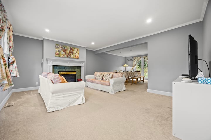 Amazing Spacious 3br Cozy Home Near Crescent Beach - サレー