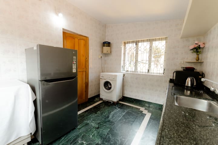 Kitchenette image 3