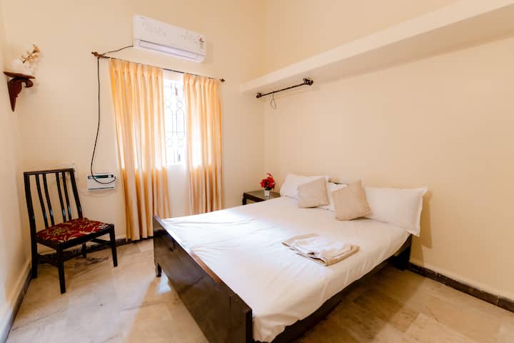 Bedroom 1 image 2
