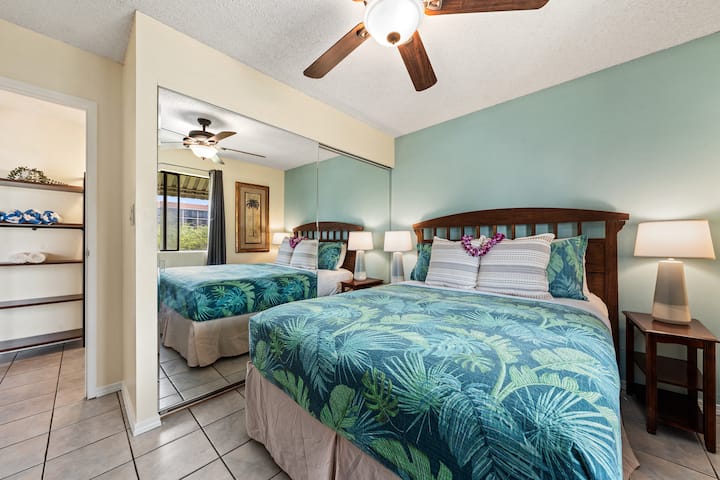 חדר שינה ראשון עם מיטת קווין סייז