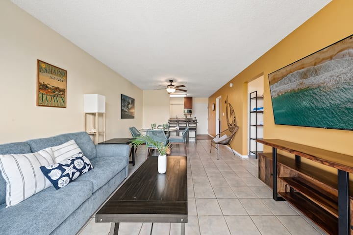 סלון נעים עם מיטת קווין סייז + נטפליקס