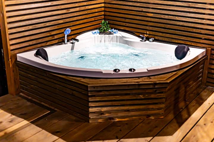A one-story detached house, “Teppanyaki * Sauna * Jacuzzi,” a