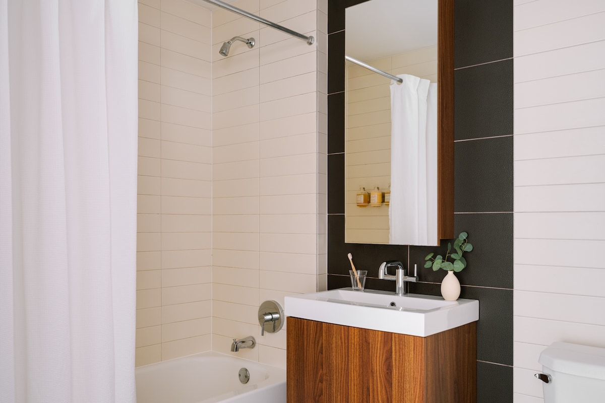 Full bathroom image 2