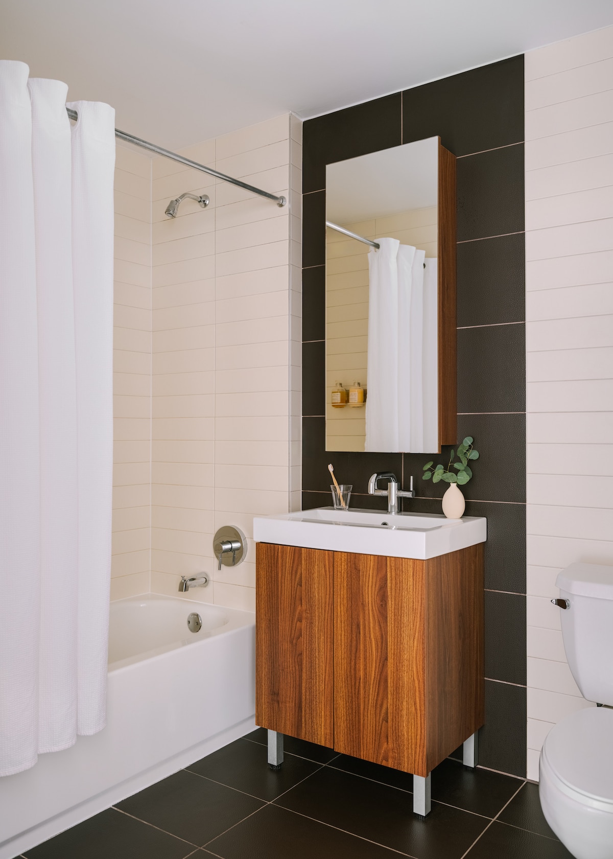 Full bathroom image 1