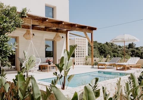 Popular Airbnb listing: Palm trees Studio at Quinta dos Passarinhos in Portimão