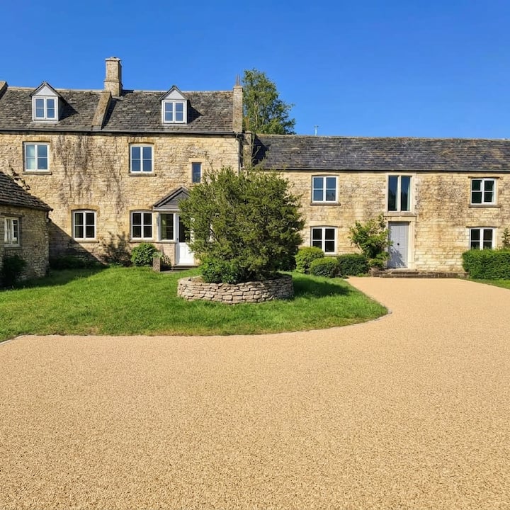 Upton Downs Farmhouse - Cotswold Home (Sleeps 6) - イギリス バーフォード