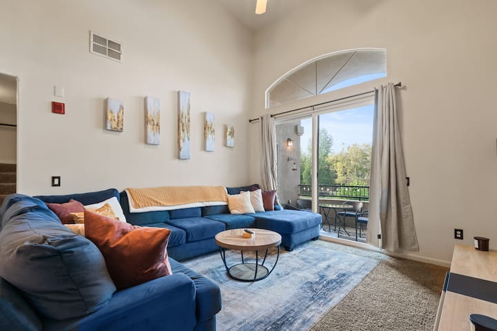 Resort Condo W/ Loft, Pool & Gym | 30+ Day Stay - Sacramento, CA