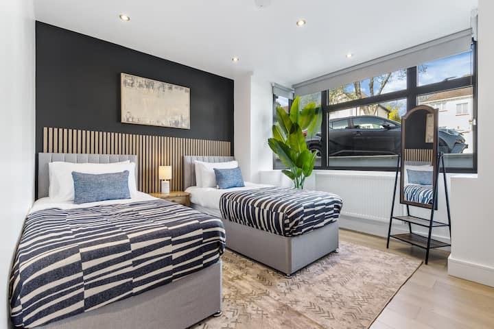 Quarto duplo perfeito — duas camas de solteiro confortáveis, decoração elegante e bastante luz natural para uma ótima noite de sono