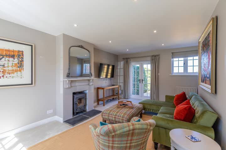 A Charming 3 Bedroom Surrey Cottage - Guildford, UK
