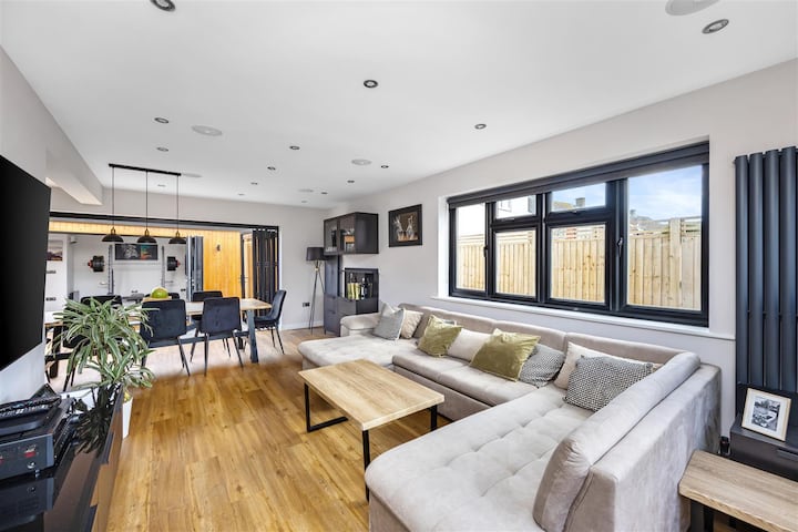 Luxury Coastal Stay, Hot Tub, Gym & Open Living - Littlehampton