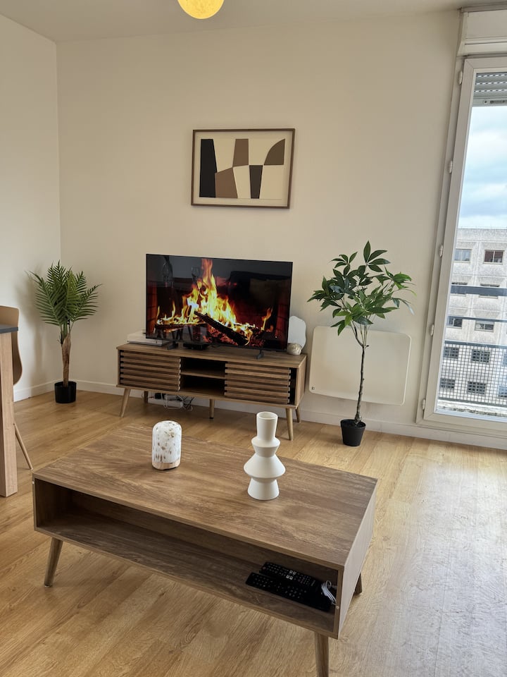 T2 Hypercentre ÉVry • 1 Min Gare• Balcon & Parking - ibis Styles Evry Cathédrale