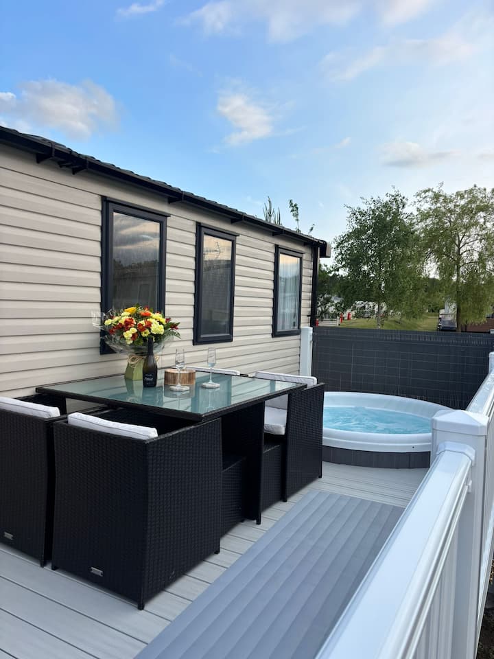 Rudd Lake Hot Tub Lodge - Tattershall - Woodhall Spa