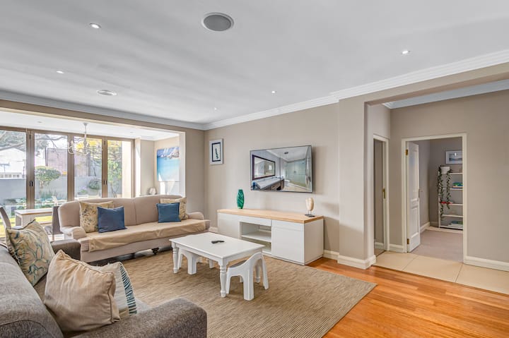 Elegant 4bed Parkhurst Home | Solar & Backup Water - Johannesburg