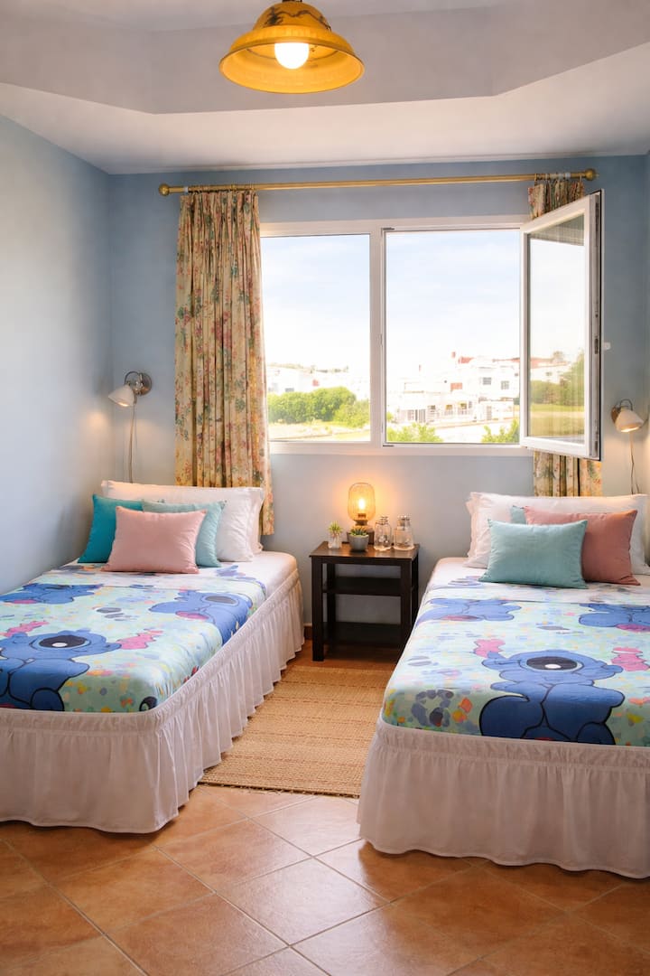 Un espacio perfecto para grandes y pequeños…
Con sus dos camas individuales, esta habitación es ideal para alojar a niños o amigos.