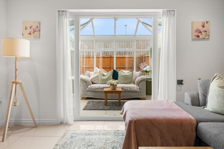 New! Stylish 3-storey Townhouse | Free Parking - Liverpool