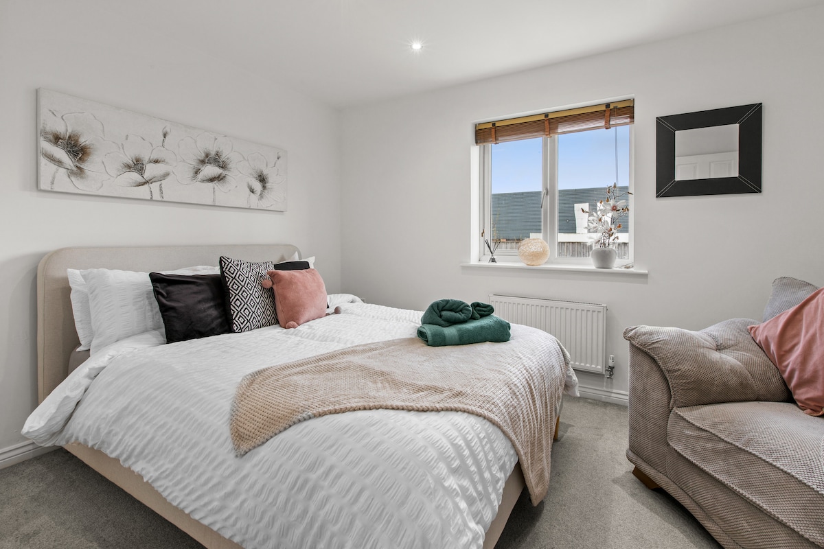 NEU! Stilvolles 3-stöckiges Stadthaus | Kostenlose Parkplätze - Häuser ...