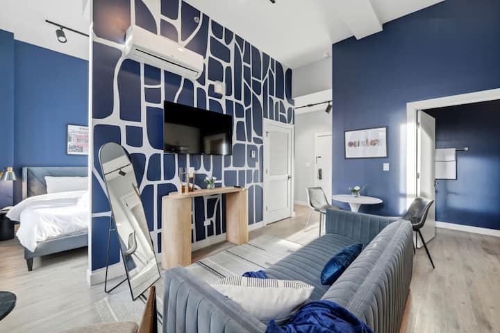 Plymouth Studio Suite With Gym, Rooftop, And Lobby - Chicago, IL
