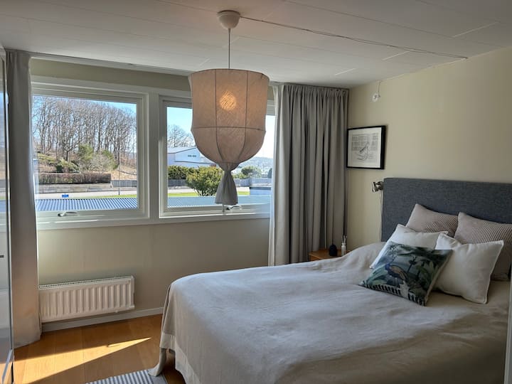 Dormitorio 1 arriba: 
Dormitorio con cama de 160 cm y vista a la reserva natural “Ekbacken”, al puerto de Björla y al mar.
La habitación tiene una salida a un balcón, que además es el que tiene una vista bonita.