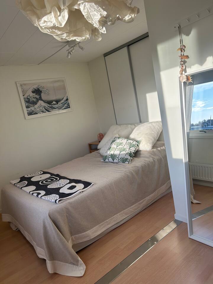 Dormitorio 2 arriba:
Dormitorio con cama de 140 cm y escritorio, perfecto tanto para descansar como para trabajar.