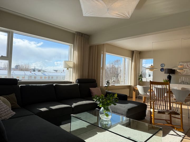 Bright Three Bedroom Apartment - Reykjavík