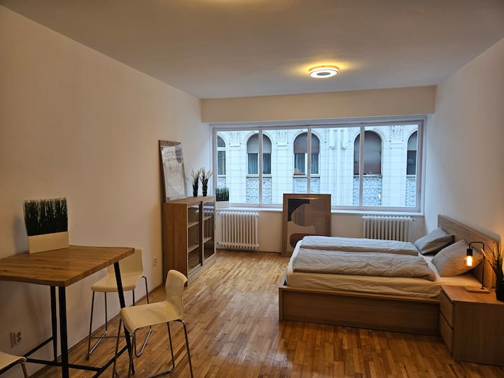 Golden Spot With Huge Window In The Center (#2) - Budapeszt