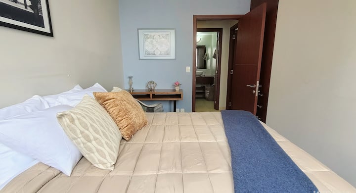 Recámara secundaria en Polanco con excelente iluminación natural y ambiente tranquilo, ideal para descansar cómodamente durante tu estancia.