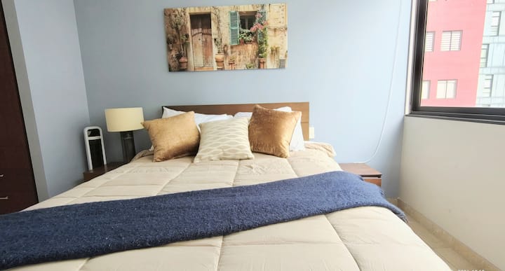Recámara cómoda en Polanco con baño privado, diseñada para ofrecer descanso total, privacidad y una experiencia tipo hotel durante tu estancia.