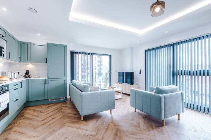 Large 3 Bed | Balcony | Free Parking | Sleeps 6 - Stockport