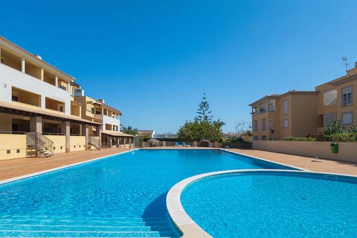 Stylish Townhouse With Pool, Vilamoura, Sleeps 8 - Algarve