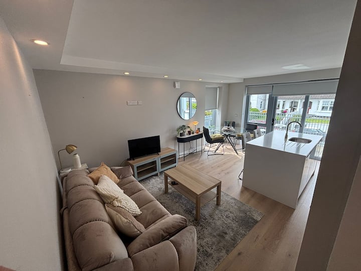 Stylish Coastal Apartment In The Heart Of Salthill - Galway