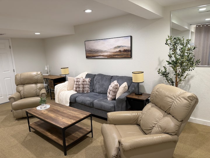 Modern Private Suite | Full Kitchen | Sleeps 4 - Thornton, CO