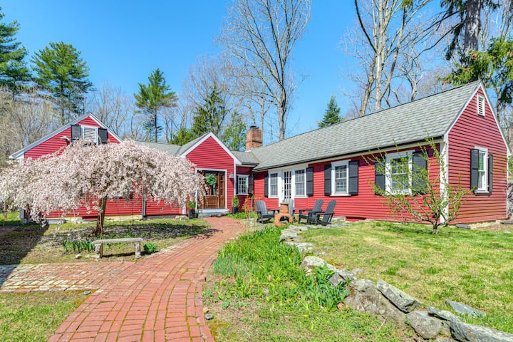 4 Mi To Noannet Pond: Pet-friendly Home W/ Yard - Norwood, MA