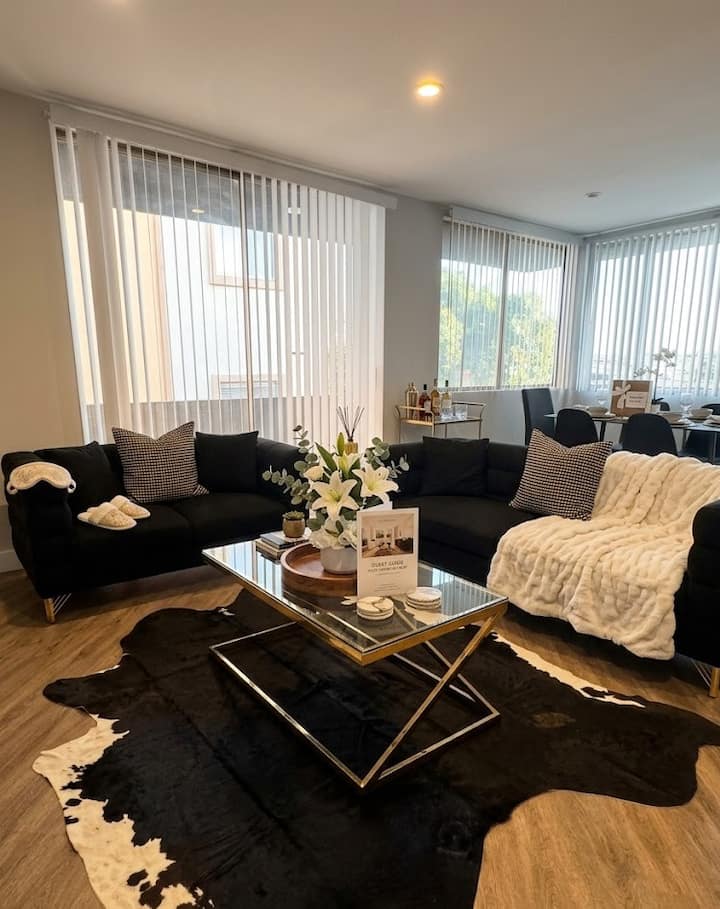 Spacious 2br Walk Of Fame| Rooftop Pool + Parking - West Hollywood, CA