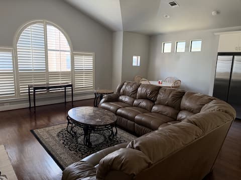 Top performing Airbnb: Modern Townhouse near med center & NRG in Willow Meadows / Willowbend Area