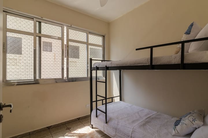 Quarto com beliche, perfeito para acomodar família ou grupo
