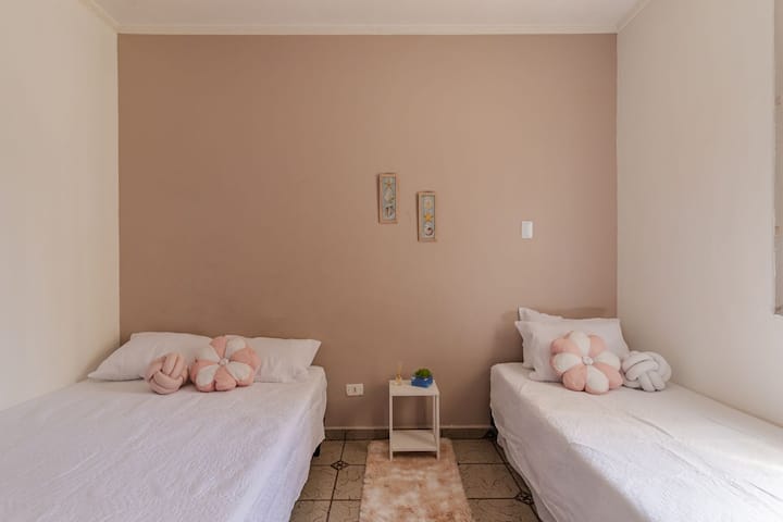 Quarto confortável, ideal para noites tranquilas de descanso