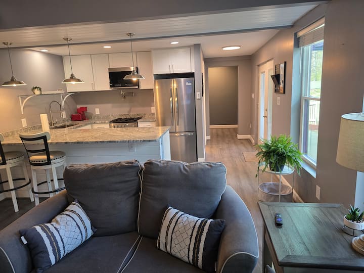 Private 2 Bed 2 Bath Asheville Home/ Charming Area - Weaverville, NC