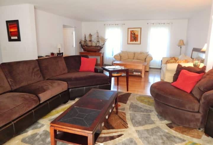 4br Oak Bluffs Home + Walk To Circuit - Oak Bluffs, MA