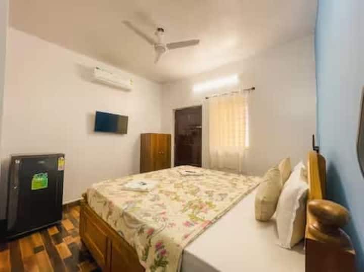Bedroom 2 image 4