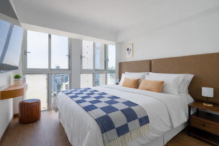 Suite de luxe offrant une magnifique vue sur l'extérieur, mais dotée d'une chambre avec des stores enrouleurs permettant de se reposer confortablement