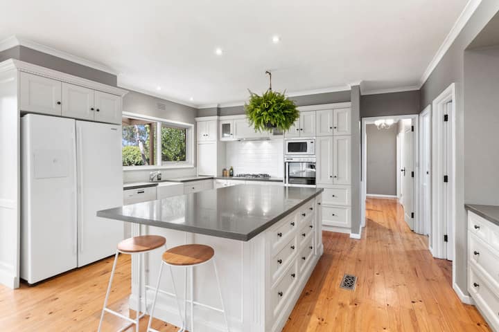 Sleeps 18 - Woodfire -Trampoline - Ping Pong - Melbourne