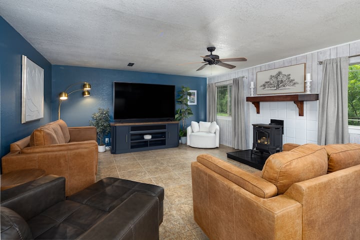 Modern Oak Retreat, Sleeps 7, Pet & Family Ready - アタスカデロ, CA