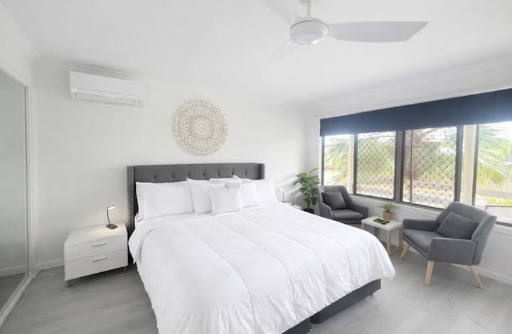 Private Lake Escape Villa
"Waters Edge" - Hervey Bay