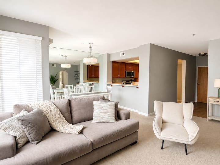 Stylish Friars Rd Retreat W Resort Pool & Elevator - San Diego, CA