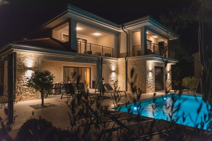 Family Home - Pool, Sauna & Alfresco Dinning - Punat