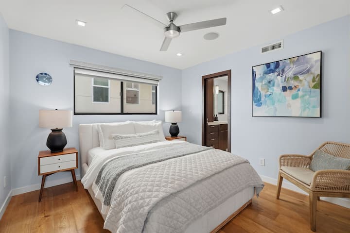 Esta habitación está ubicada en el segundo piso y cuenta con una cama cómoda, lámparas de noche y acceso directo a un baño privado.