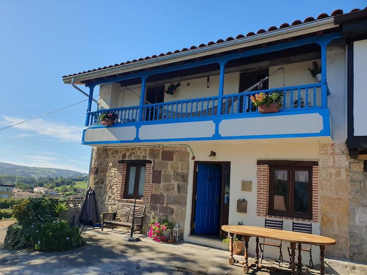 Casa Azul Tradicional Con Vistas A La Montaña - Solares