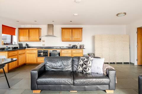 Top performing Airbnb: Modern Villa with Hot Tub and Sea Views in North, South