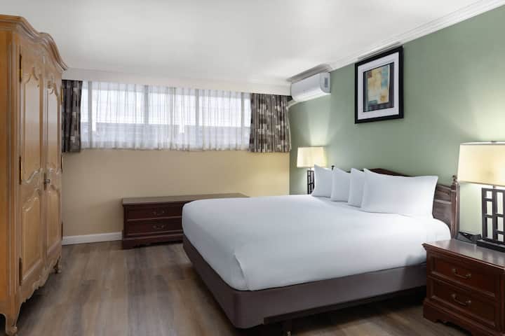 King Suite| Travelodge Monterey Bay| Pebble Beach - Monterey, CA
