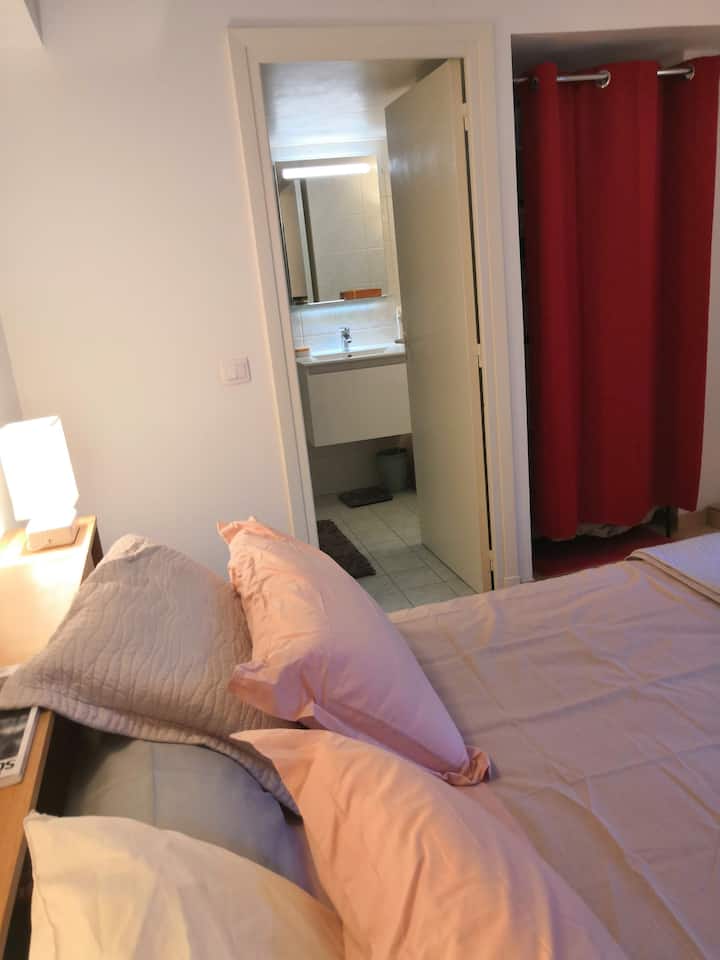Cama doble, dormitorio 2 con baño en suite (ducha, lavabo, cajón, inodoro, calefacción de pared)